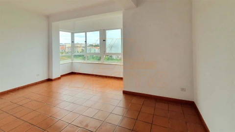 Apartamento T2 para Arrendamento em Santo Antonio dos Olivais