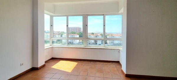 Apartamento T2 para Arrendamento em Santo Antonio dos Olivais