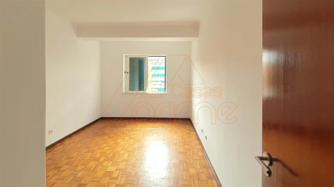 Apartamento T2 para Arrendamento em Santo Antonio dos Olivais