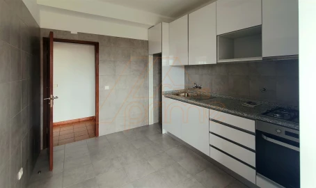 Apartamento T2 para Arrendamento em Santo Antonio dos Olivais