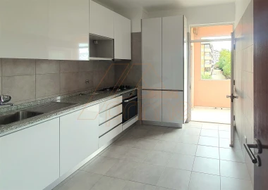 Apartamento T2 para Arrendamento em Santo Antonio dos Olivais