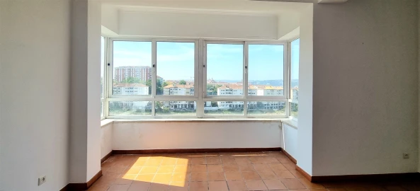 Apartamento T2 para Arrendamento em Santo Antonio dos Olivais