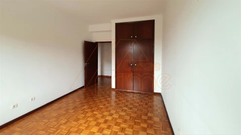 Apartamento T2 para Arrendamento em Santo Antonio dos Olivais