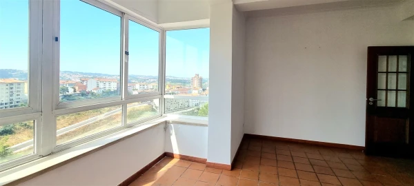 Apartamento T2 para Arrendamento em Santo Antonio dos Olivais
