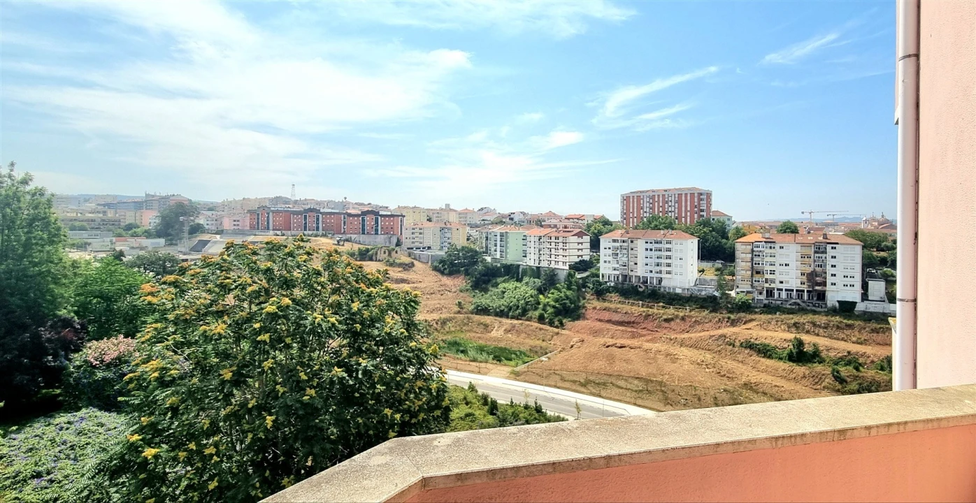 Apartamento T2 para Arrendamento em Santo Antonio dos Olivais Foto 10
