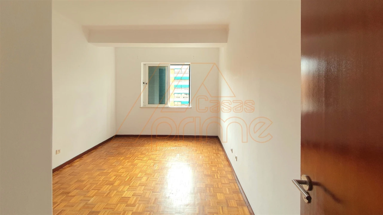 Apartamento T2 para Arrendamento em Santo Antonio dos Olivais Foto 12