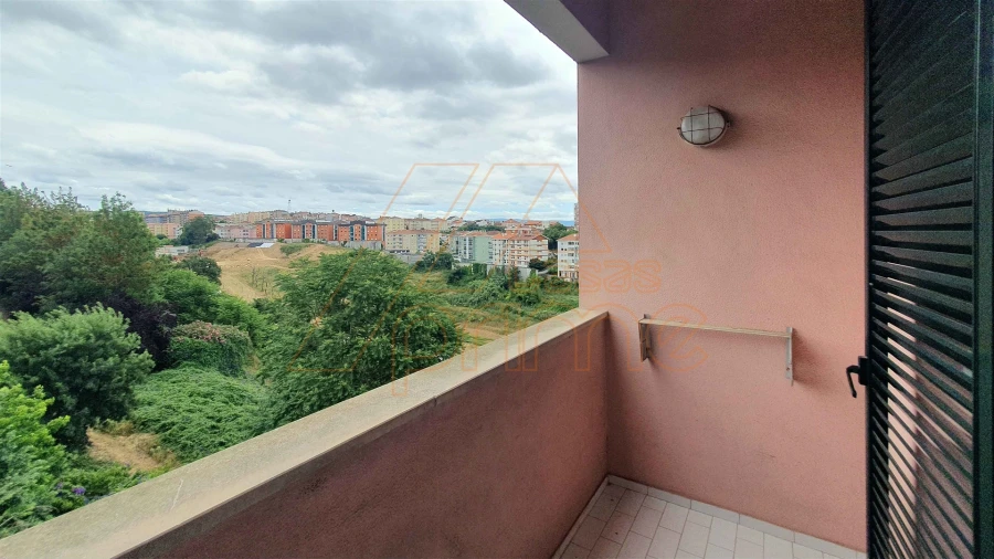 Apartamento T2 para Arrendamento em Santo Antonio dos Olivais Foto 15