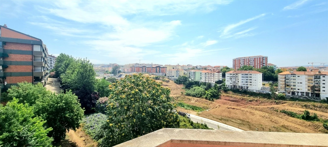 Apartamento T2 para Arrendamento em Santo Antonio dos Olivais Foto 16