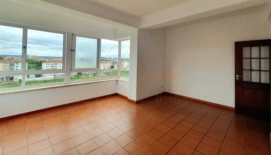 Apartamento T2 para Arrendamento em Santo Antonio dos Olivais Foto 21