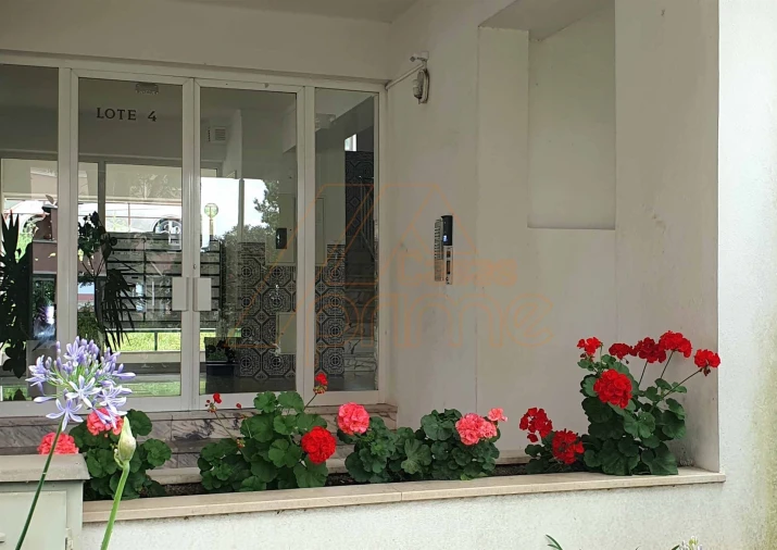Apartamento T2 para Arrendamento em Santo Antonio dos Olivais Foto 31