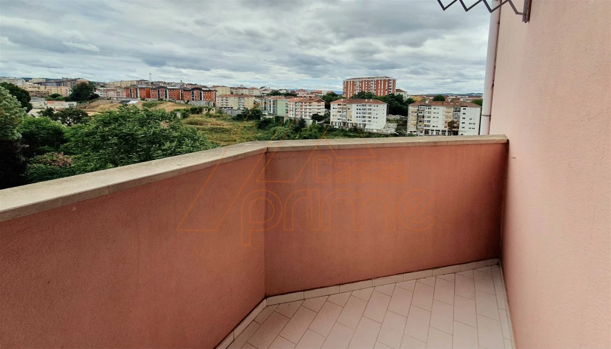 Apartamento T2 para Arrendamento em Santo Antonio dos Olivais Foto 9
