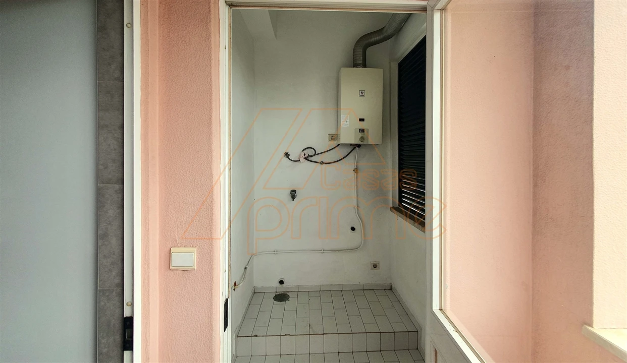 Apartamento T2 para Arrendamento em Santo Antonio dos Olivais Foto 14