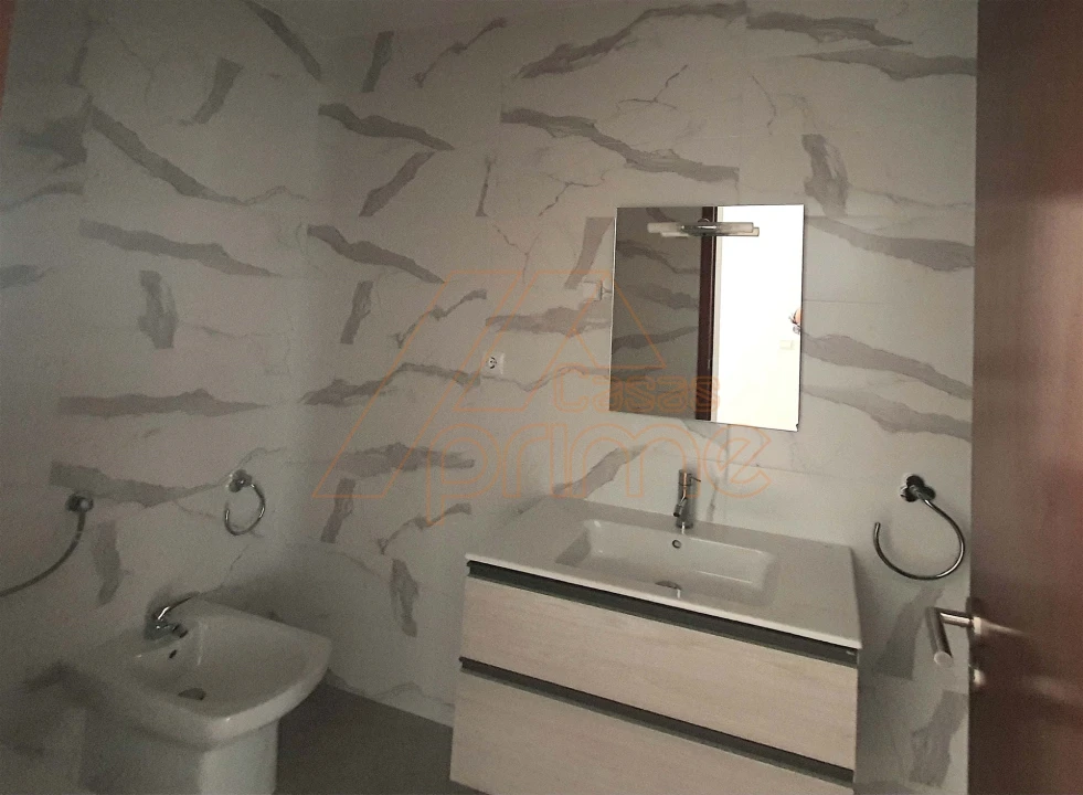 Apartamento T2 para Arrendamento em Santo Antonio dos Olivais Foto 16