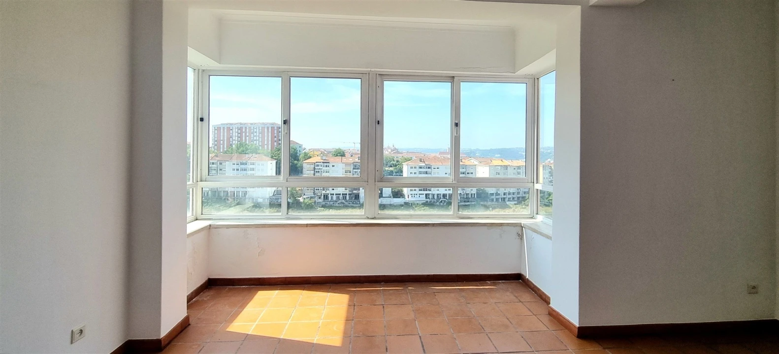 Apartamento T2 para Arrendamento em Santo Antonio dos Olivais Foto 23