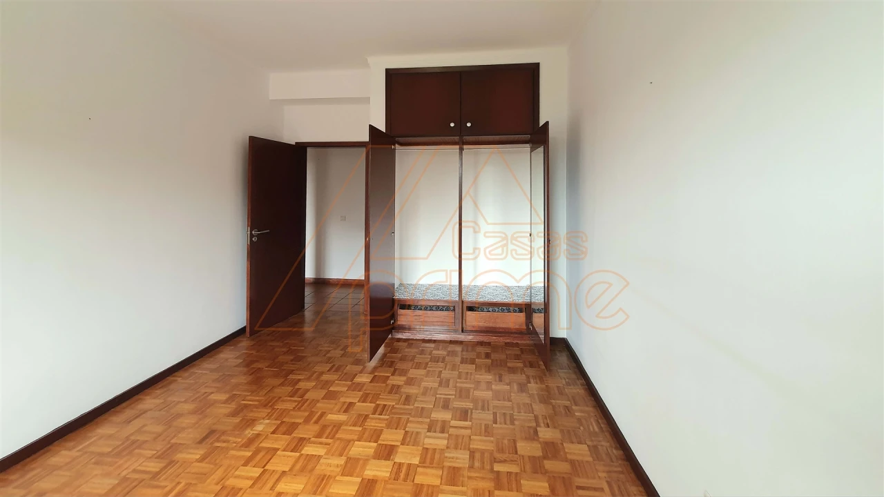 Apartamento T2 para Arrendamento em Santo Antonio dos Olivais Foto 11