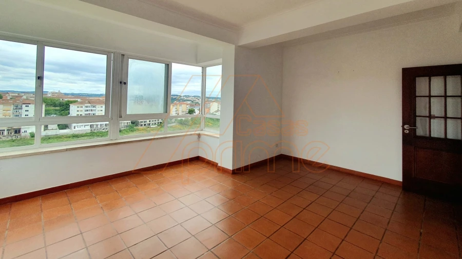 Apartamento T2 para Arrendamento em Santo Antonio dos Olivais