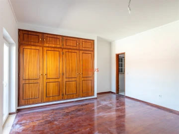 Moradia T5 para Venda em São João Baptista