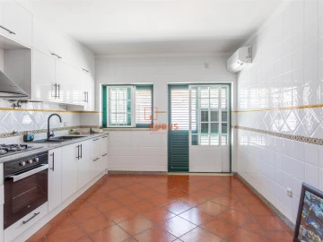 Moradia T5 para Venda em São João Baptista