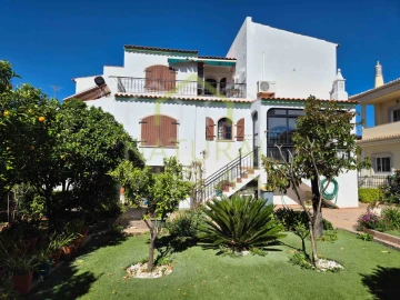 Moradia T5 para Venda em Loule (São Sebastião)