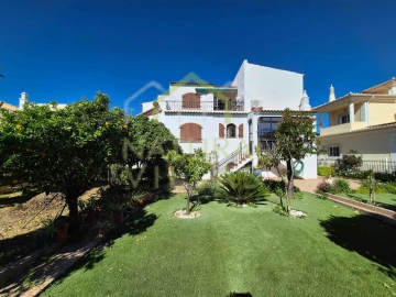 Moradia T5 para Venda em Loule (São Sebastião)