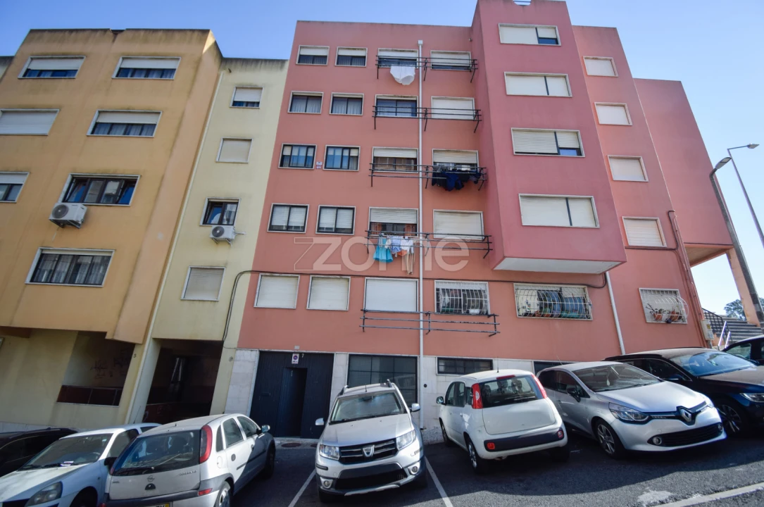 Garagem para Venda em Massamá e Monte Abraão Foto 1
