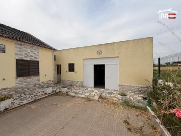 Moradia T4 para Venda em Atalaia e Alto Estanqueiro-Jardia