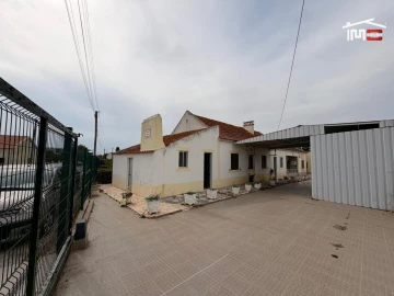 Moradia T4 para Venda em Atalaia e Alto Estanqueiro-Jardia