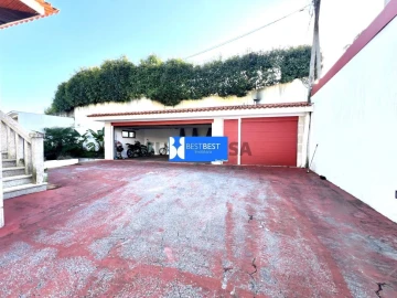Moradia T4 para Venda em Cruz