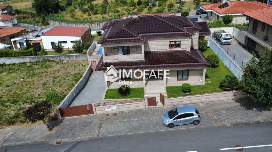 Moradia T5 para Venda em Estorãos