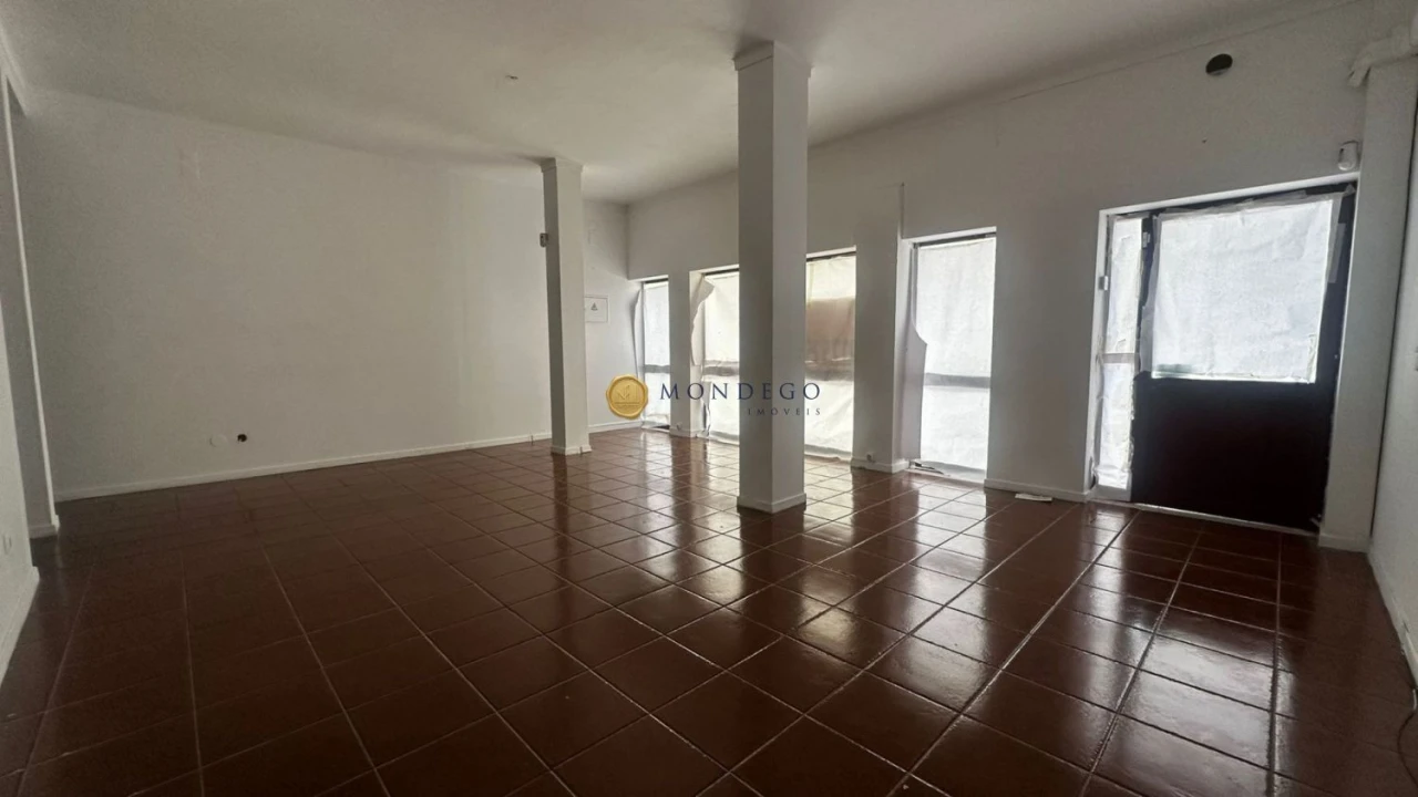 Loja para Arrendamento em Santo Antonio dos Olivais Foto 9