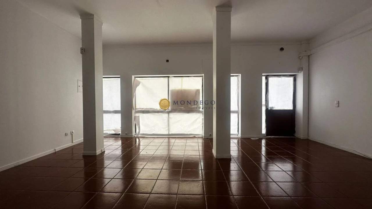 Loja para Arrendamento em Santo Antonio dos Olivais Foto 7