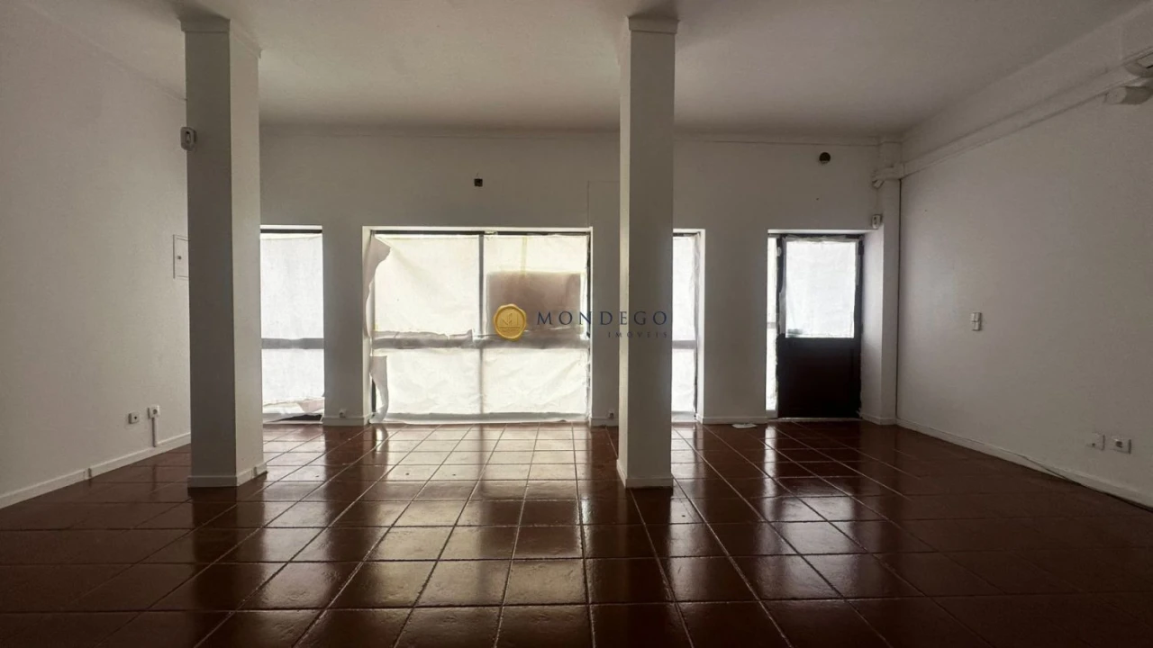 Loja para Arrendamento em Santo Antonio dos Olivais Foto 4