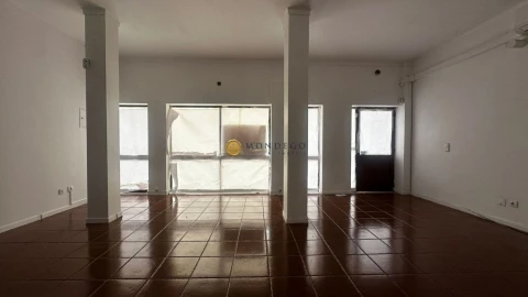 Loja para Arrendamento em Santo Antonio dos Olivais