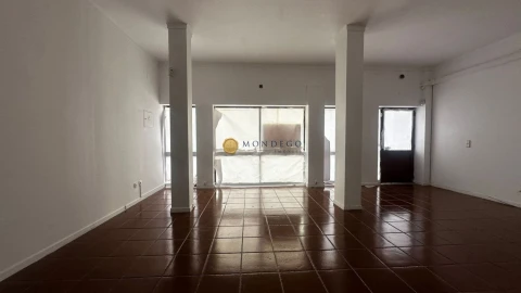 Loja para Arrendamento em Santo Antonio dos Olivais