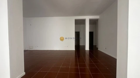 Loja para Arrendamento em Santo Antonio dos Olivais