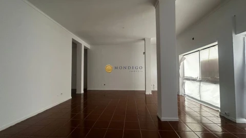 Loja para Arrendamento em Santo Antonio dos Olivais