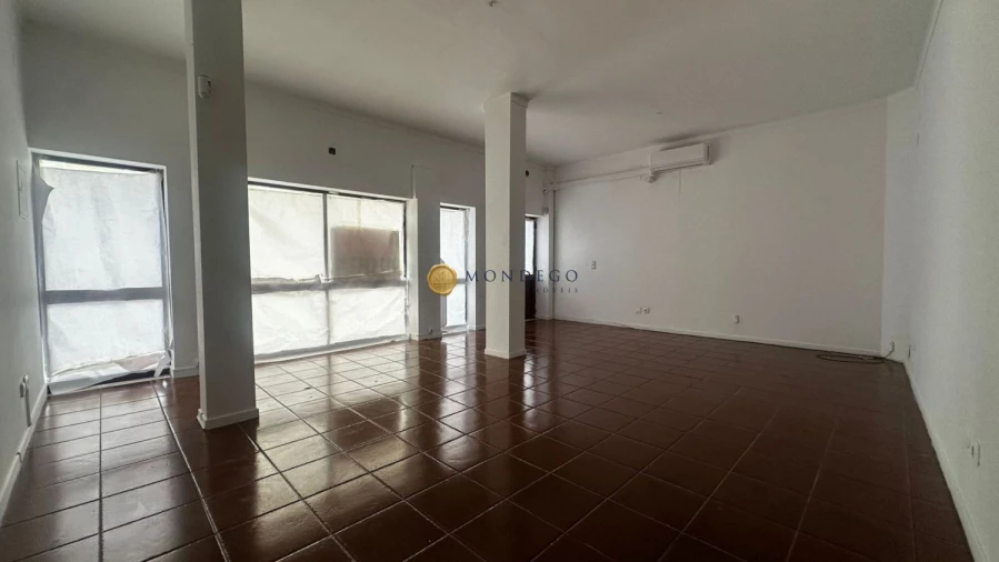 Loja para Arrendamento em Santo Antonio dos Olivais Foto 6