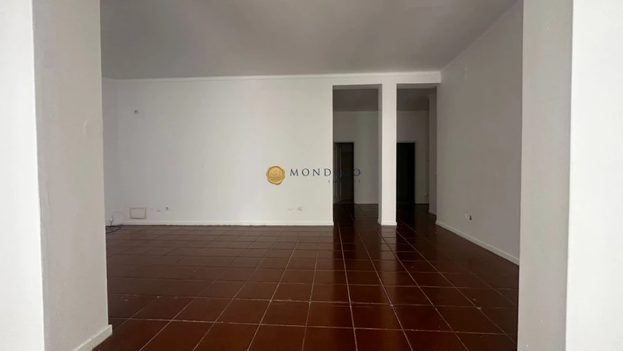 Loja para Arrendamento em Santo Antonio dos Olivais Foto 8