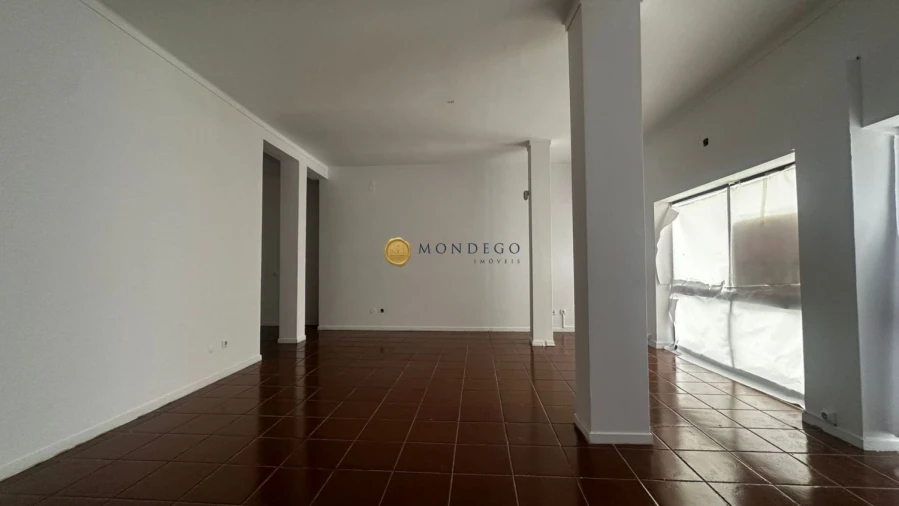 Loja para Arrendamento em Santo Antonio dos Olivais Foto 10