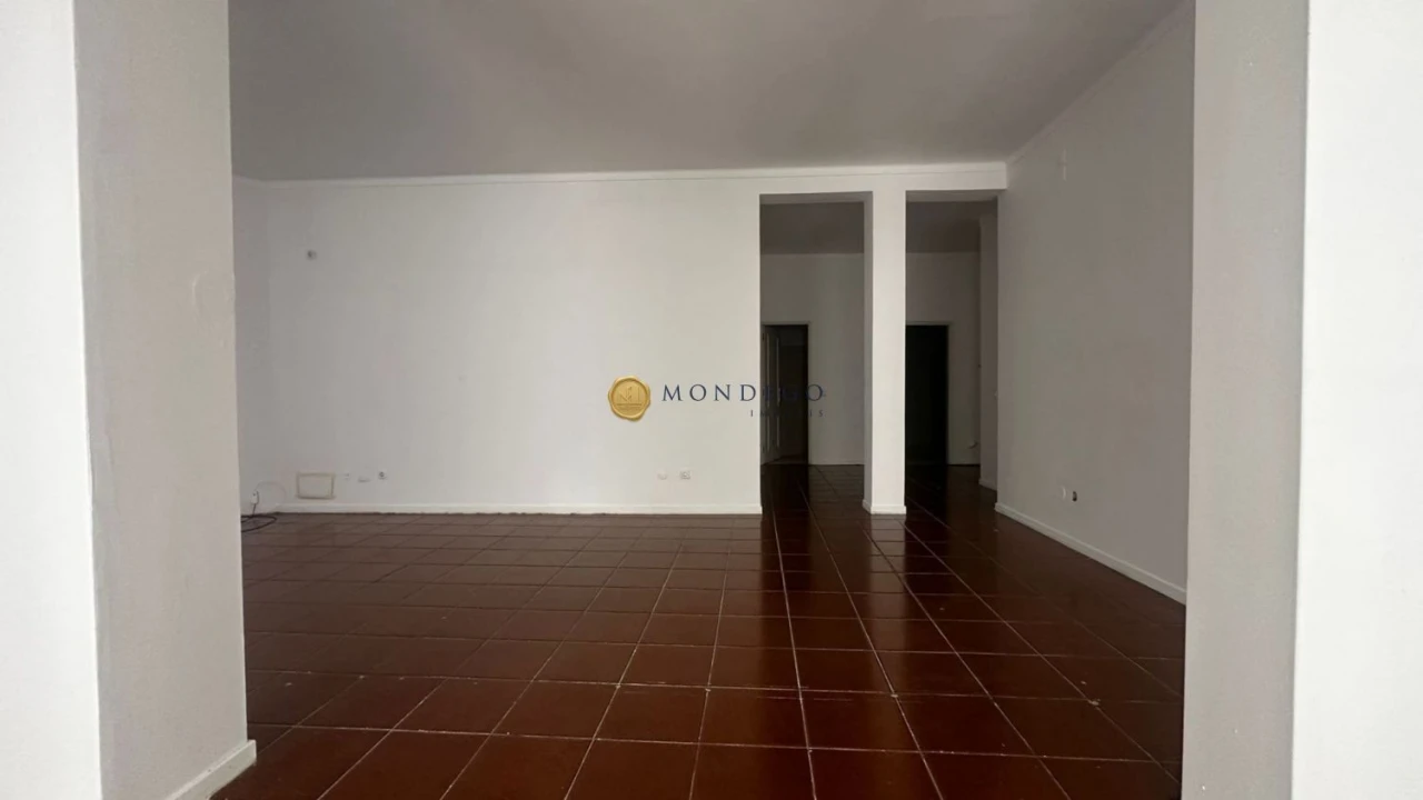 Loja para Arrendamento em Santo Antonio dos Olivais Foto 8