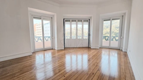 Apartamento T3 para Arrendamento em Avenidas Novas