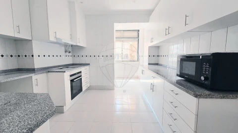 Apartamento T3 para Arrendamento em Avenidas Novas