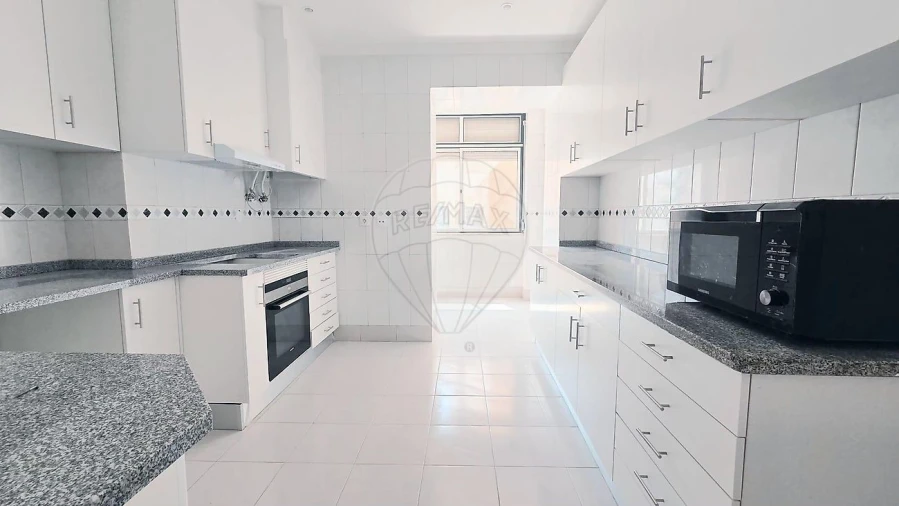 Apartamento T3 para Arrendamento em Avenidas Novas Foto 24