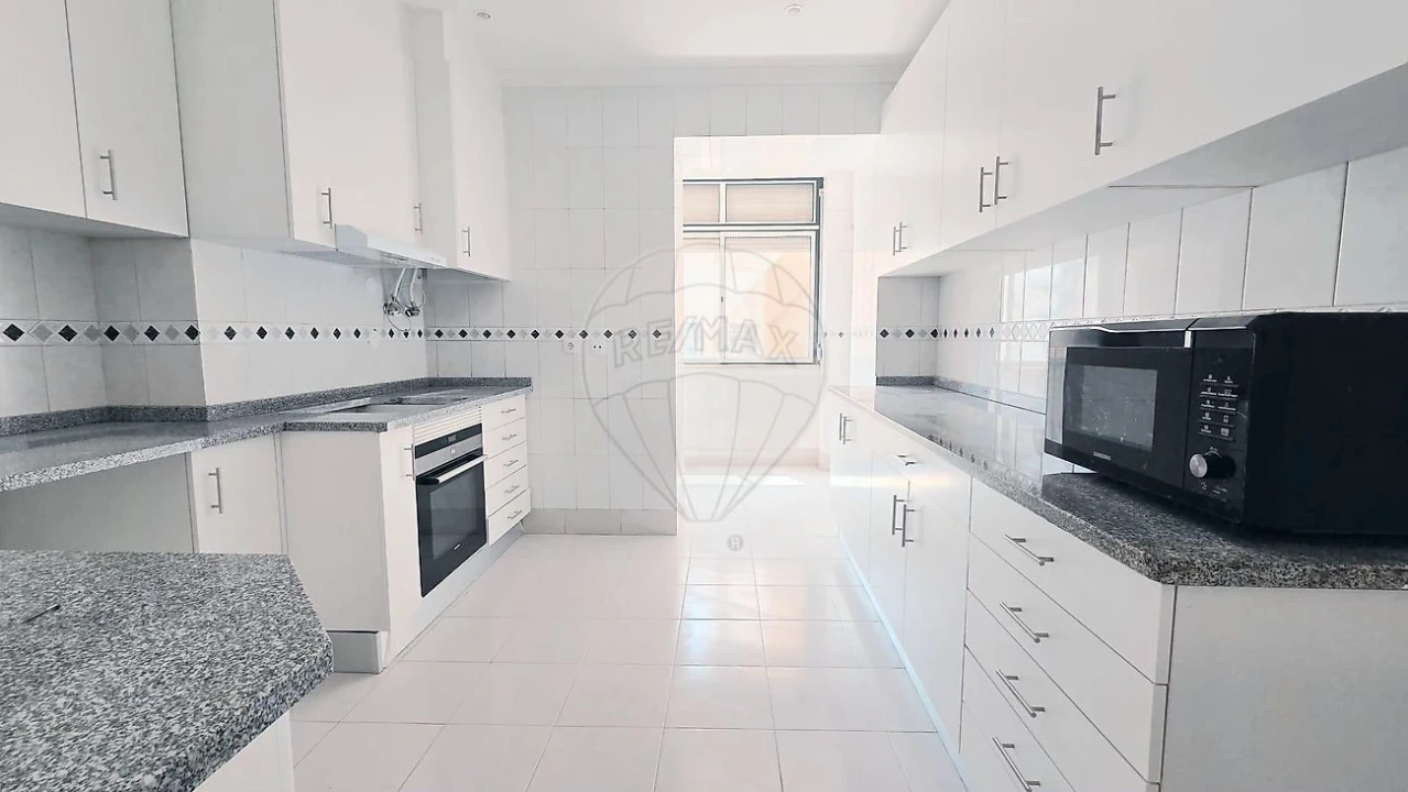 Apartamento T3 para Arrendamento em Avenidas Novas Foto 24