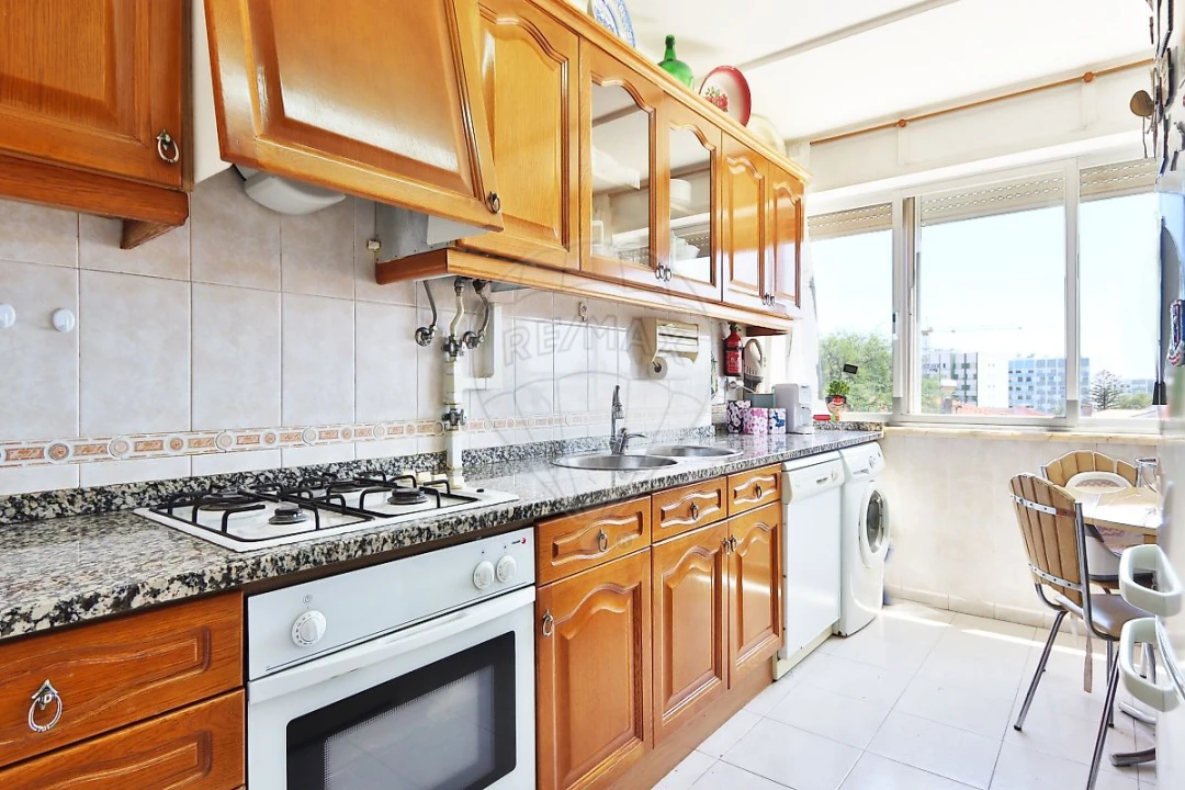Apartamento T2 para Venda em Carcavelos e Parede Foto 6