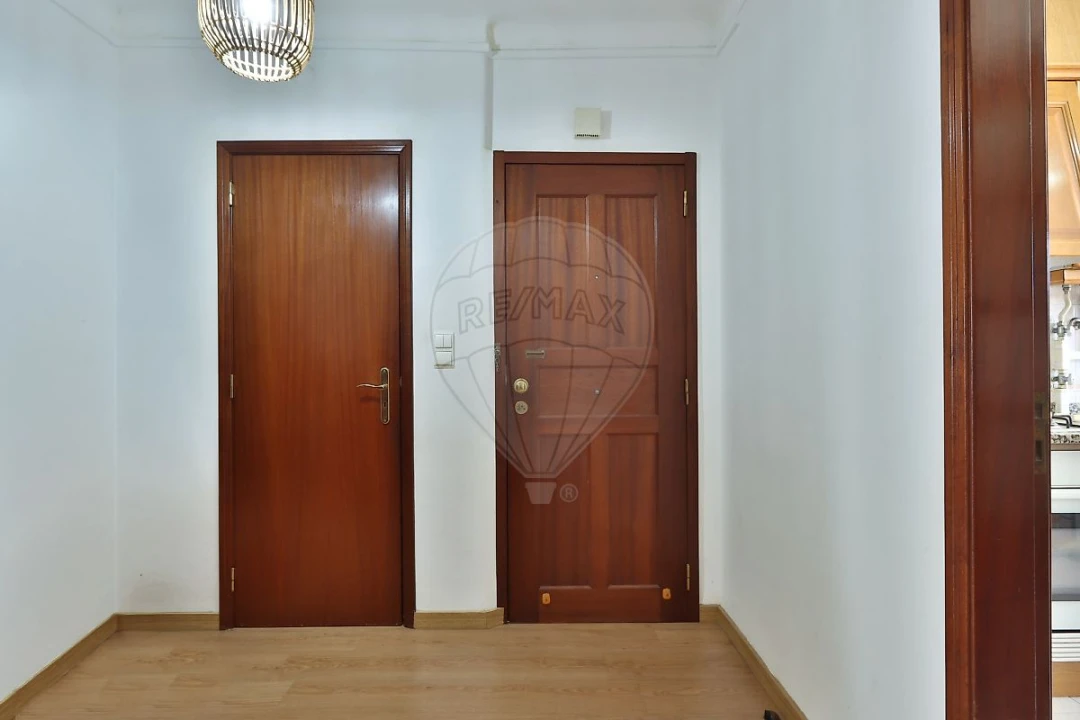 Apartamento T2 para Venda em Carcavelos e Parede Foto 1
