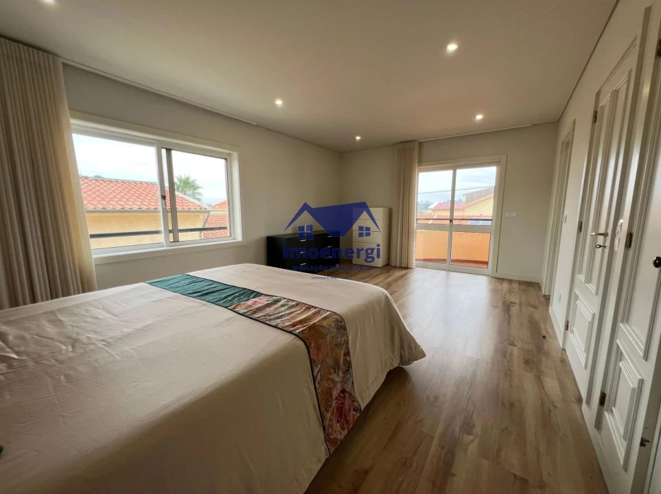Moradia T4 para Venda em Arvore Foto 42