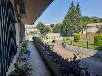 Prédio para Venda em Selho (São Jorge)