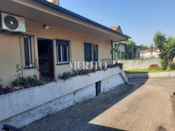Prédio para Venda em Selho (São Jorge)