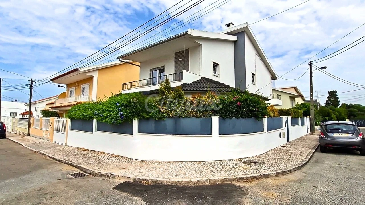 Moradia T4 para Venda em São Domingos de Rana Foto 1